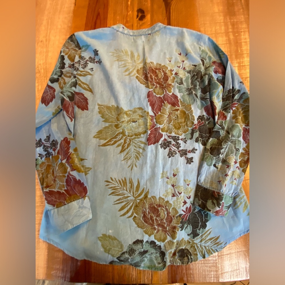 Chic Connection Boho Floral Embroidered V-neck Top
Size Medium - Picture 10 of 10